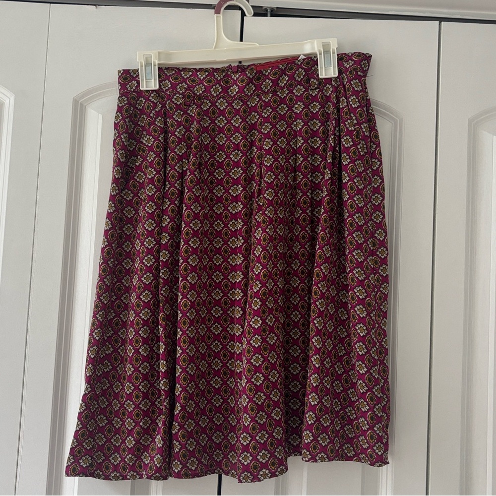 🌸 3/$15 Plum Colored Floral Skirt in size 8